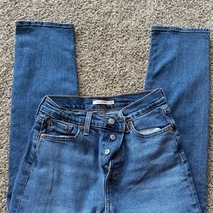 Wedgie straight Levi’s. Waist 28. Length 28.